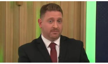 Jonatan Viale apuntó contra Manuel Adorni por llevar a la esposa en el avión presidencial: "Casta"