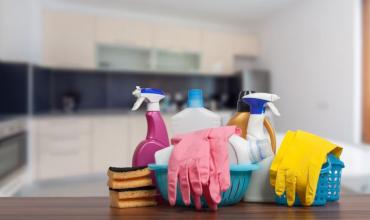 Oficializaron el aumento y bono para el empleo doméstico: cómo quedan las escalas para cada categoría