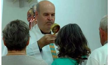 Imputan a un sacerdote luego de que su portón electrificado le diera una descarga a un niño