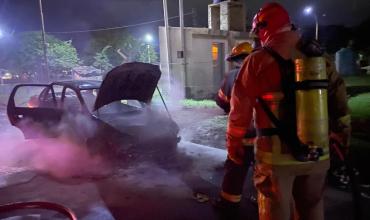 Se incendió un auto en el barrio Hospital