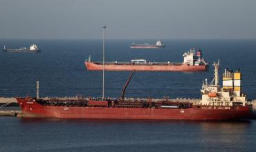 Estados Unidos autorizó la venta temporal de petróleo ruso para aliviar el mercado energético