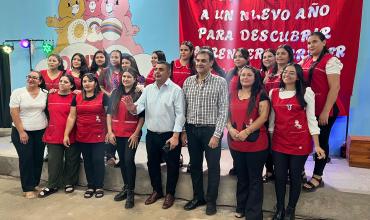 San Martín: un diputado asistió a un acto escolar con un zapato y una zapatilla