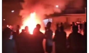 Crisis en Cuba: manifestantes incendiaron una sede del Partido Comunista y el caos dejó un herido de bala