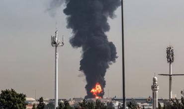Un dron incendió un tanque de combustible en el aeropuerto de Dubai y obligó a suspender vuelos