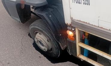 Un camión quedó incrustado tras el hundimiento de la calzada en barrio Islas Malvinas