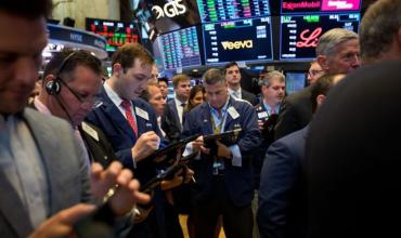 Bonos en dólares caen en Wall Street mientras el riesgo país se ubica arriba de los 600 puntos