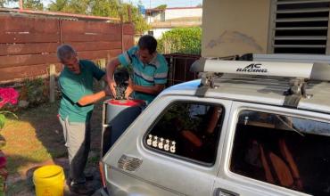 Los cubanos usan carbón vegetal como combustible para los automóviles ante la falta de petróleo