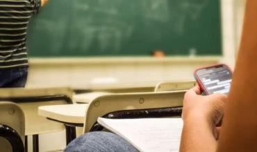 Buscan regular el uso de celulares en escuelas primarias de La Rioja