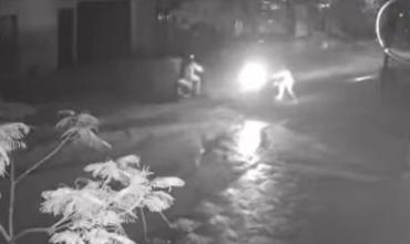 Le robaron la moto y el teléfono a una joven en la zona sur de la Capital