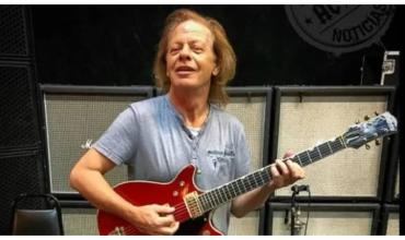 Afirman que Stevie Young, guitarrista de AC/DC, sufrió un "pequeño infarto cerebral": todos los detalles