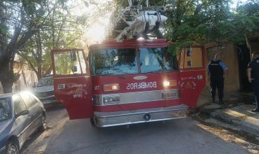 Incendio en una vivienda abandonada generó alarma en barrio Las Agaves