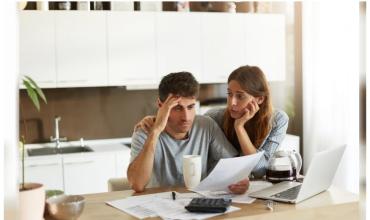 Advierten que el 56% de los hogares argentinos se endeuda para subsistir y la mayoría no llega a fin de mes