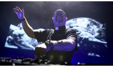 Quién es el “Papa DJ” que homenajeará al Papa Francisco en Plaza de Mayo