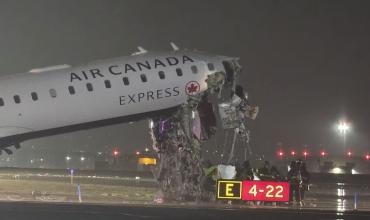 Un avión chocó con un camión de bomberos en un aeropuerto de Nueva York: murieron el piloto y el copiloto