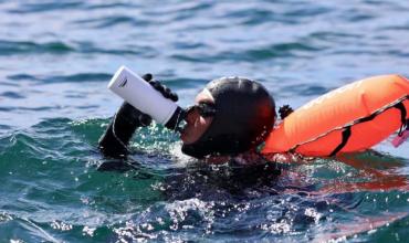 Tiene 49 años, cruzó el Canal Beagle nadando y ahora va por su sueño máximo