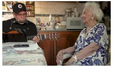León Gieco cantó “La Memoria”, con la presencia de Estela de Carlotto