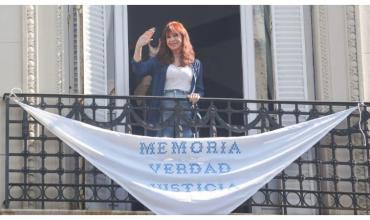 Cristina Kirchner colocó en su balcón una bandera con la consigna "Memoria, Verdad y Justicia"