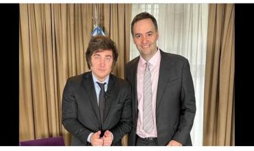 Una encuesta mostró que el 53,7% de los argentinos tiene una imagen negativa de Milei y el 73,6% pide la renuncia de Adorni