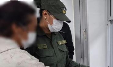 Un pasajero dijo que se sentía mal, lo revisaron y descubrieron que llevaba un kilo de cocaína en el cuerpo