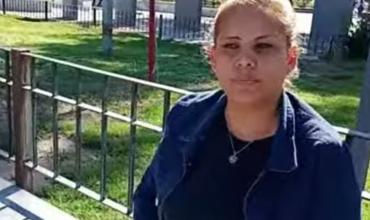 Una mujer se encadenó frente a Casa de Gobierno para reclamar trabajo y asistencia para su hija
