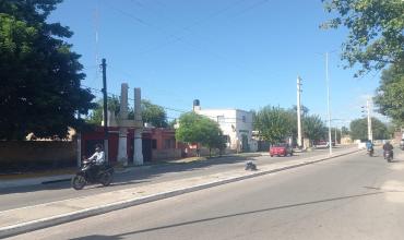 Le arrebataron la cartera a una mujer mientras esperaba el semáforo en la Capital