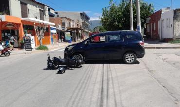 Choque entre un auto y una moto en avenida Luis Vernet: un joven fue trasladado al hospital