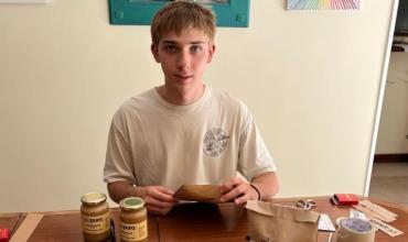 Encontró una falla en un producto comercial, lo contó en redes y creó su propio negocio a los 18 años