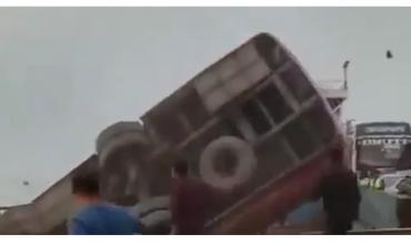 Tragedia en Bangladesh: un micro cayó a un río y dejó al menos 26 muertos