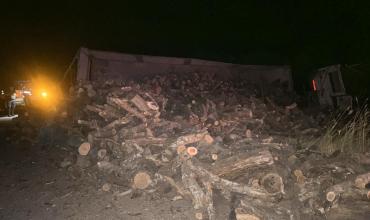 Un camión que transportaba leña volcó debido al mal estado de la ruta 79