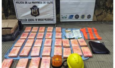 Chocaron, les incautaron 32 kilos de cocaína, la recuperaron, volvieron a colisionar y están detenidos