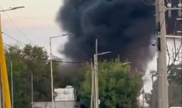 Incendio en el parque industrial de Pilar: un muerto y un herido entre los operarios que trabajaban con un camión de combustible