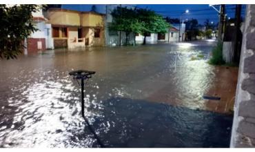 Fuerte temporal en Olavarría dejó casas inundadas y calles anegadas en la ciudad