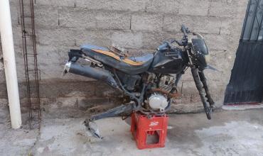 Recuperan una motocicleta en barrio Juan Domingo Perón tras un conflicto por su venta