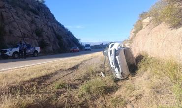 Las Peñas: viajaba por Ruta 75, perdió el control del auto y volcó