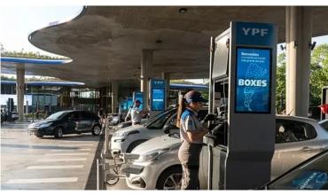 Cuánto cuesta cargar del tanque de nafta en Argentina desde el inicio de la Guerra en Medio Oriente