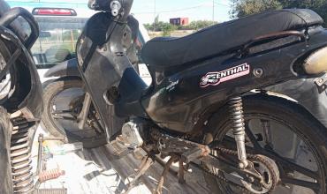 Tres menores lesionados tras la caída de dos motocicletas en Milagro