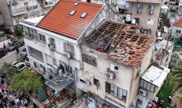 Un misil iraní con cabeza de racimo cayó en el centro de Israel e hirió a ocho personas