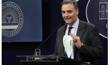 Casi 5.000 preguntas para Manuel Adorni: la oposición exige respuestas sobre su patrimonio y el viaje a Uruguay