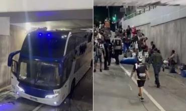 Un colectivo que llevaba hinchas de Chaco For Ever quedó atascado en un túnel en Banfield: hay varios heridos