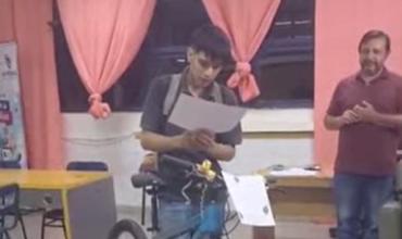 Leonardo Britos es el joven que se recibió de profesor de historia y fue reconocido por el cuerpo académico por su esfuerzo: “Hacía 16 kilómetros en bicicleta para poder estudiar”