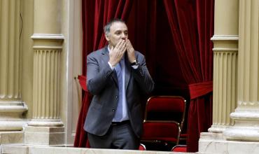 Crece la imagen negativa de Adorni y el 70% cree que debería renunciar, según encuesta privada