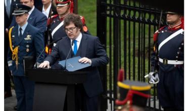 Acto de Malvinas: Milei volvió a mostrar gestos con un Adorni distendido