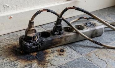 Los 2 electrodomésticos que nunca hay que enchufar juntos en una zapatilla: pueden provocar un incendio