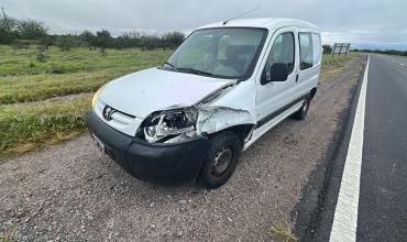 Una mujer chocó contra una camioneta detenida en la banquina sobre Ruta 38