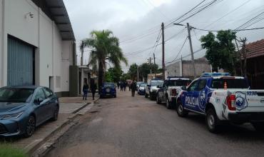 Un hombre provocó destrozos e intentó abrir vehículos en el barrio Vargas