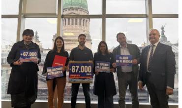 Más voces en contra de la reforma de Glaciares: una petición con más de 67 mil firmas fue entregada en Diputados