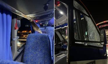 Hinchas chilenos tiraron piedras y rompieron los vidrios de un micro con hinchas de Boca