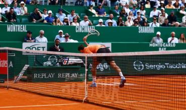 Medvedev perdió el control y destruyó su raqueta tras su vergonzosa eliminación en el Masters de Montecarlo