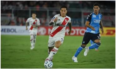 Con diez desde el arranque, River empató y dejó dos puntos ante Blooming por la Copa Sudamericana