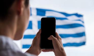 Grecia prohibirá las redes sociales a menores de 15 años y presiona a la UE para que se acople al bloqueo